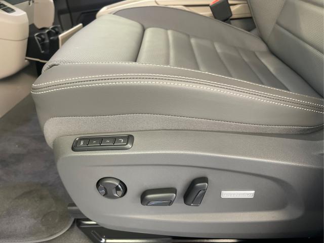 Volkswagen / T7 Multivan / Schwarz / / / 245PS DSG 4Motion Leder+AHK+7 Sitze