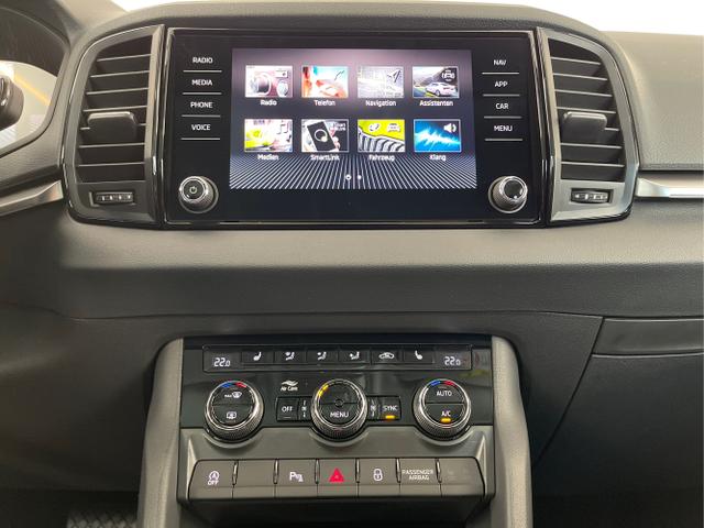Skoda / Karoq / Schwarz / / / 150PS DSG AHK+Kessy