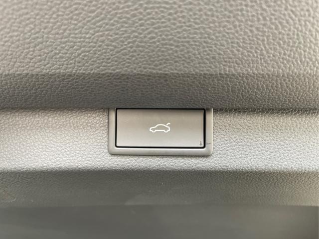 Skoda / Karoq / Schwarz / / / 150PS DSG AHK+Kessy