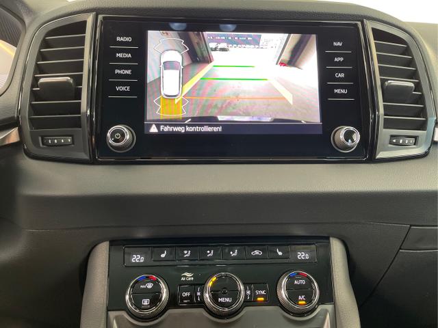 Skoda / Karoq / Blau / / / 150PS DSG AHK+Kessy