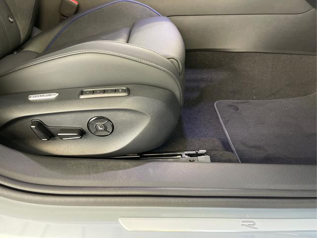 Volkswagen / Passat Variant / Silber / / / 265PS AHK+Pano+Harman Kardon
