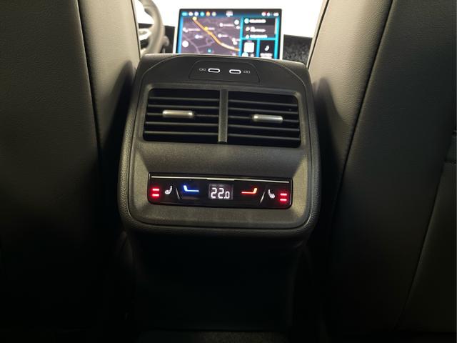 Volkswagen / Passat Variant / Silber / / / 265PS AHK+Pano+Harman Kardon