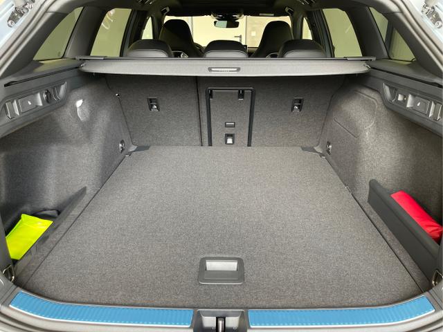 Volkswagen / Passat Variant / Silber / / / 265PS AHK+Pano+Harman Kardon