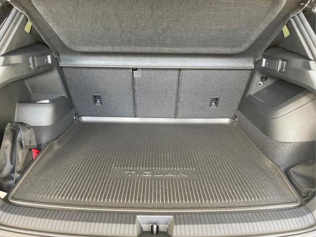 Volkswagen / Tiguan / Schwarz / / / 193PS TDI 4M Black+AHK+Stdhz+360°+Leder+IQ.Light+Drive+HUD+Harman+Pano