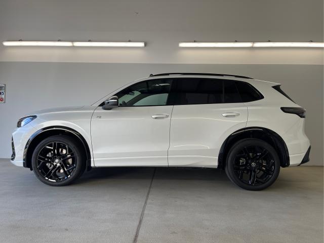 Volkswagen / Tiguan / Weiß / / / 193PS TDI 4M Black+AHK+Stdhz+360°+Leder+IQ.Light+Drive+HUD+Harman+Pano
