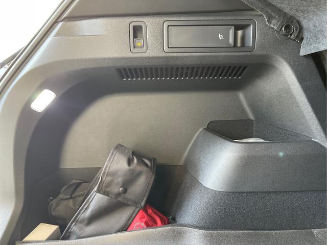 Volkswagen / Tiguan / Weiß / / / 193PS TDI 4M Black+AHK+Stdhz+360°+Leder+IQ.Light+Drive+HUD+Harman+Pano