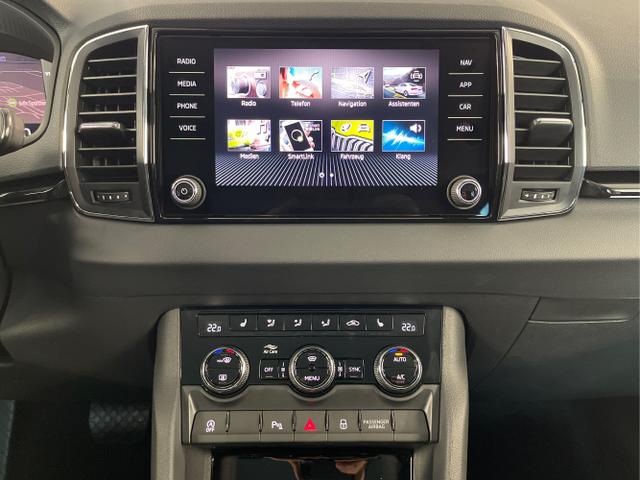 Skoda / Karoq / Silber / / / 150PS TSI DSG Navi+ACC+AHK+Kessy+Kamera+Sitzheiz+eHeck+GV5
