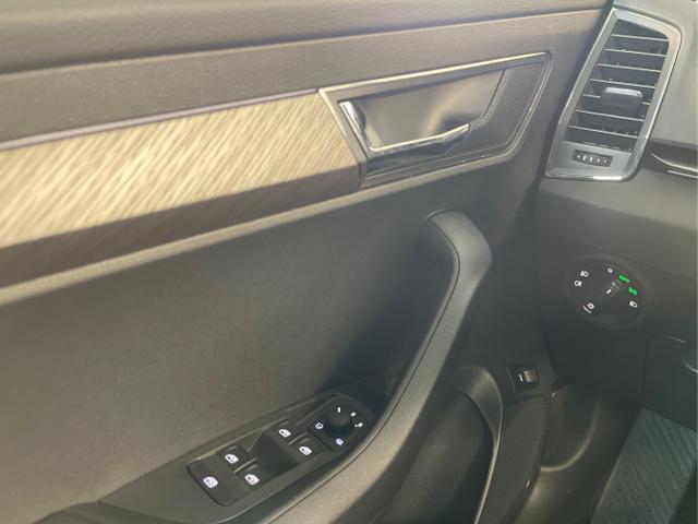 Skoda / Karoq / Silber / / / 150PS TSI DSG Navi+ACC+AHK+Kessy+Kamera+Sitzheiz+eHeck+GV5