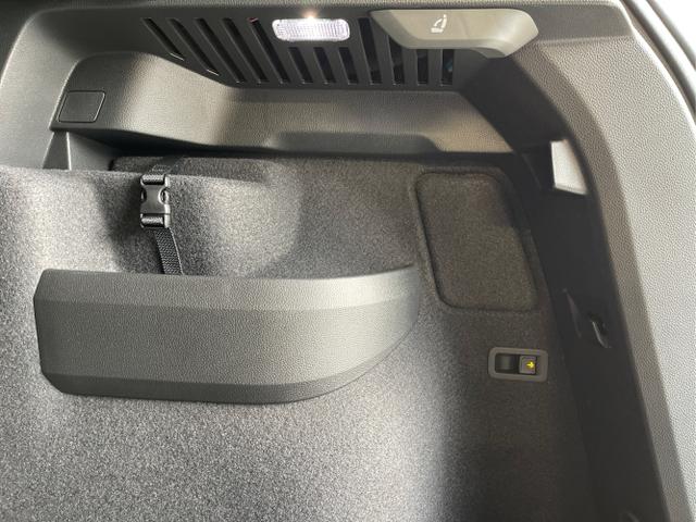 Skoda / Karoq / Silber / / / 150PS TSI DSG Navi+ACC+AHK+Kessy+Kamera+Sitzheiz+eHeck+GV5