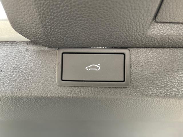 Skoda / Karoq / Silber / / / 150PS TSI DSG Navi+ACC+AHK+Kessy+Kamera+Sitzheiz+eHeck+GV5