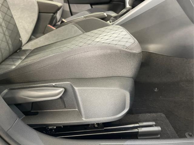 Volkswagen / Taigo / Silber / / / 150PS DSG Pano+IQ.Light+Discover Pro