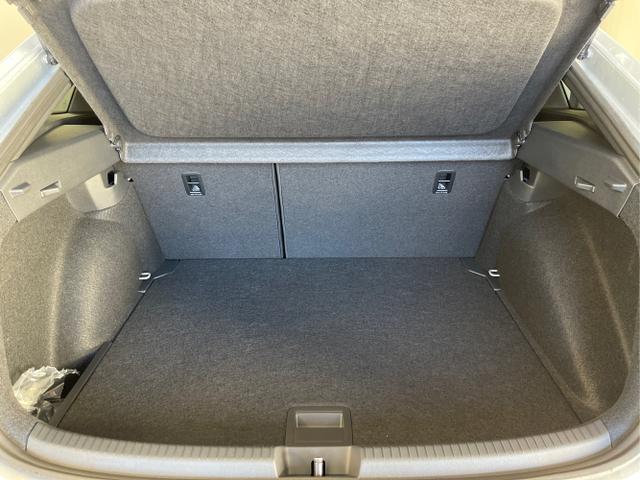 Volkswagen / Taigo / Silber / / / 150PS DSG Pano+IQ.Light+Discover Pro