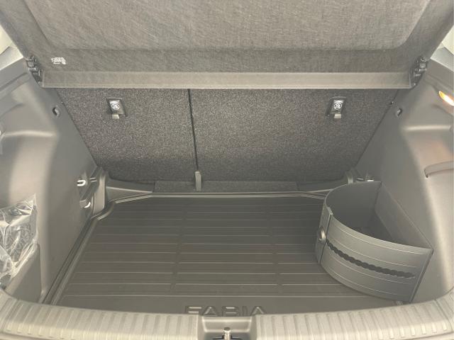 Skoda / Fabia / Weiß / / / 95PS Sitzheiz+Climatronic+SmartLink+LED+PDC+Touchscreen