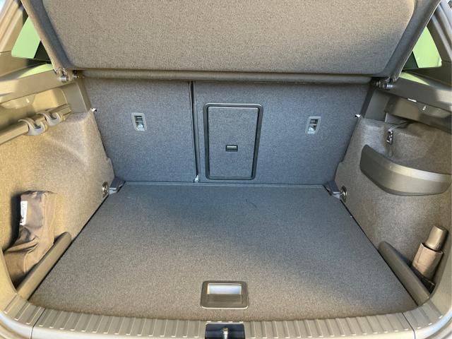 Skoda / Karoq / Schwarz / / / TSI 4x4 360°+19 Zoll+Navi+AHK