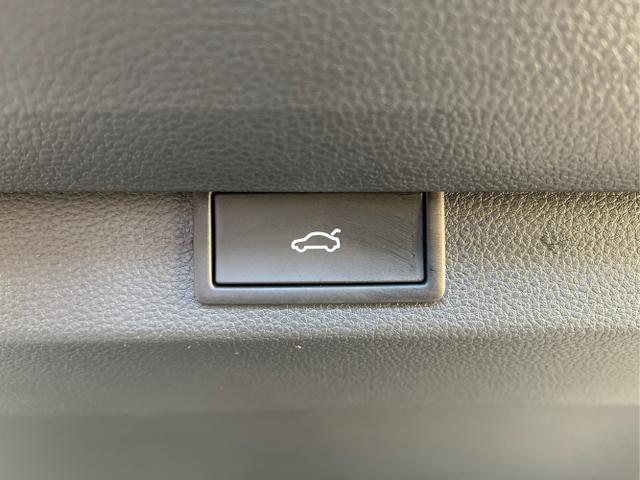 Skoda / Karoq / Schwarz / / / TSI 4x4 360°+19 Zoll+Navi+AHK