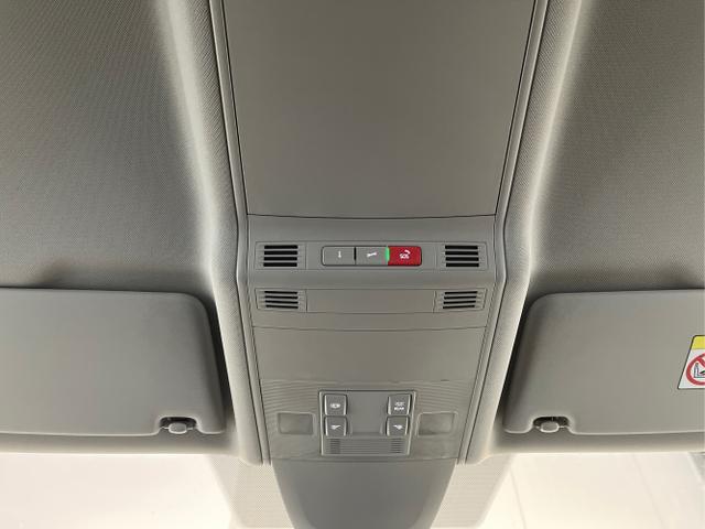 Volkswagen / Touran / Schwarz / / / 7Si+IQ.Light+TrailerAss+Cam