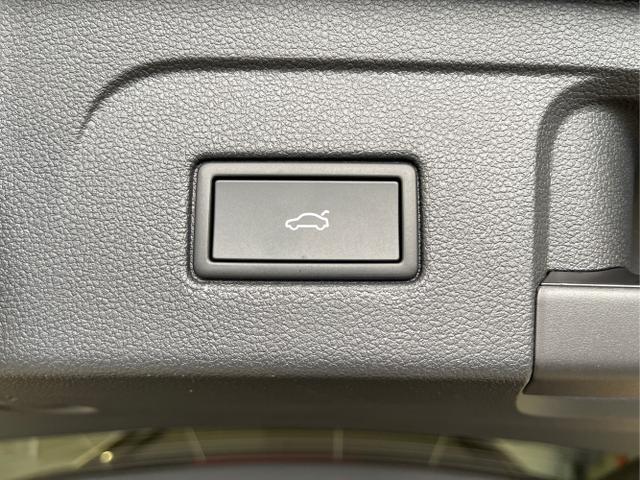 Volkswagen / Touran / Schwarz / / / 7Si+IQ.Light+TrailerAss+Cam