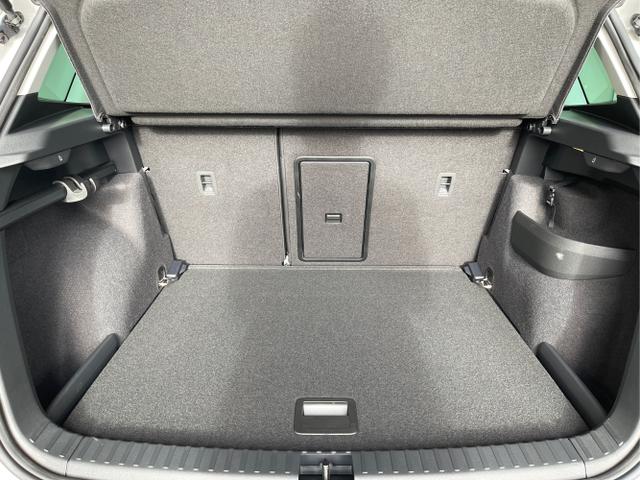 Skoda / Karoq / Grau / / / 150PS DSG AHK+Kamera+ACC+Kessy+Kamera+ParkPilot vo+hi+App