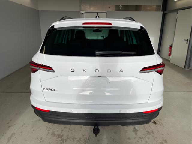 Skoda / Karoq / Weiß / / / 150PS DSG AHK+Kamera+ACC+Kessy+Kamera+ParkPilot vo+hi+App