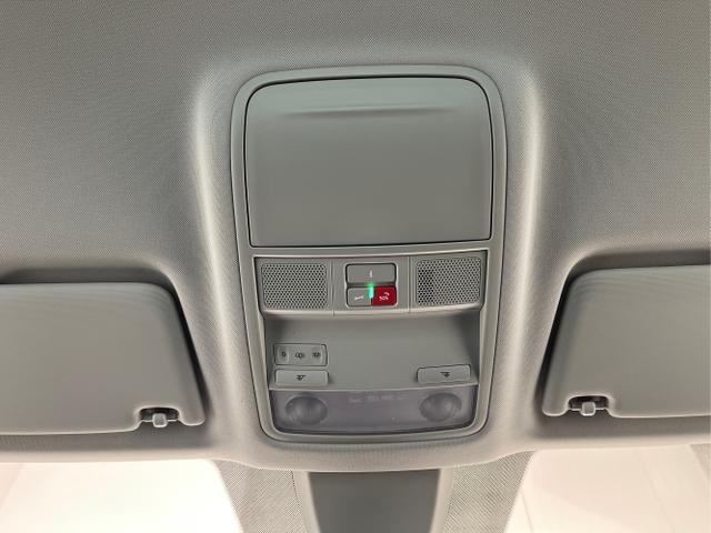 Skoda / Karoq / Weiß / / / 150PS DSG AHK+Kamera+ACC+Kessy+Kamera+ParkPilot vo+hi+App