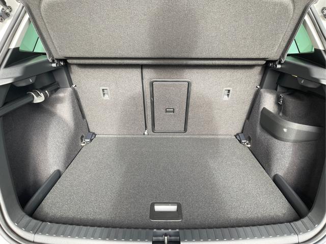 Skoda / Karoq / Weiß / / / 150PS DSG AHK+Kamera+ACC+Kessy+Kamera+ParkPilot vo+hi+App