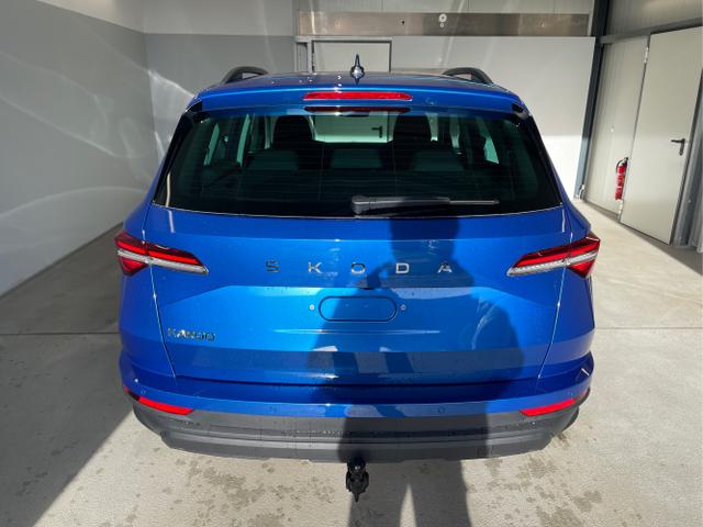 Skoda / Karoq / Blau / / / 150PS DSG AHK+Kamera+ACC+Kessy+Kamera+ParkPilot vo+hi+App