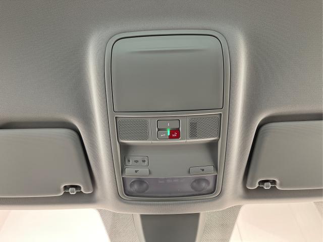 Skoda / Karoq / Blau / / / 150PS DSG AHK+Kamera+ACC+Kessy+Kamera+ParkPilot vo+hi+App