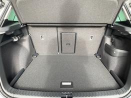 Skoda Karoq Selection 150PS DSG AHK+Kamera+ACC+Kessy+Kamera+ParkPilot vo+hi+App 