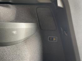 Skoda Karoq Selection 150PS DSG AHK+Kamera+ACC+Kessy+Kamera+ParkPilot vo+hi+App 