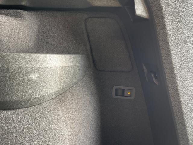 Skoda / Karoq / Schwarz / / / 150PS DSG AHK+Kamera+ACC+Kessy+Kamera+ParkPilot vo+hi+App