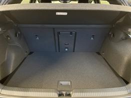 Volkswagen Golf R-Line 150PS DSG+Black Style+AHK+Navi+Winter+360°+Side Assist+3-Zonen-Klima 