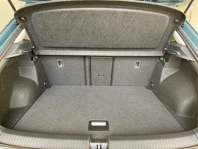 Volkswagen / T-Roc / Silber / / / 150PS AHK+Keyless+Kamera+ACC+Sitzheiz+Climatronic+Alu17