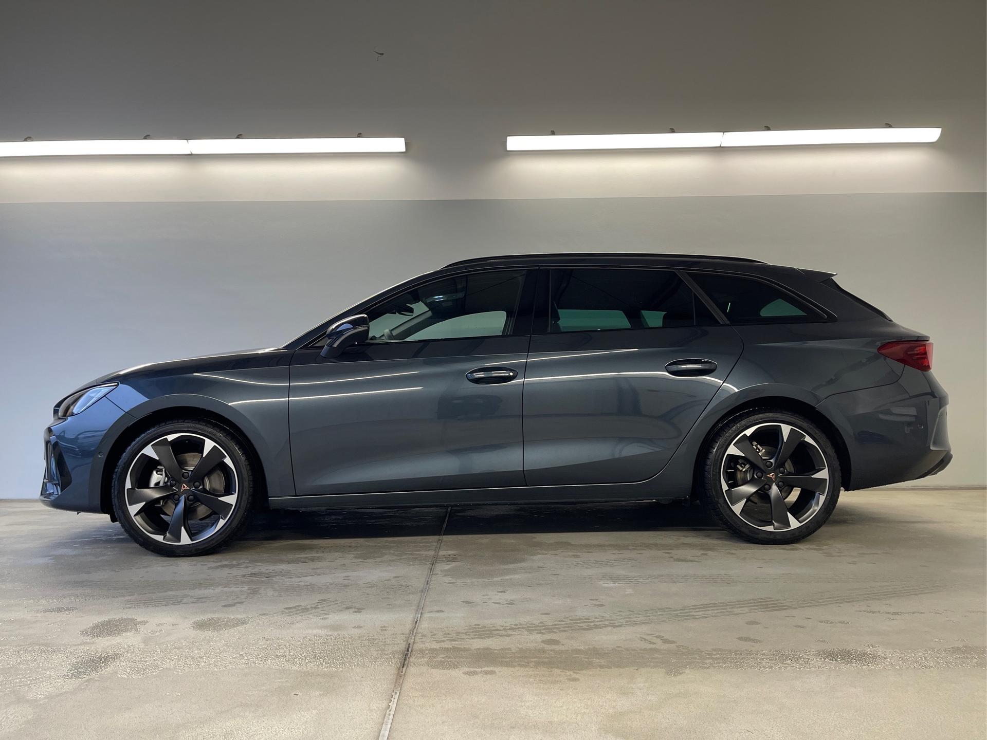 Cupra / Leon Sportstourer / Grau /  /  / 150PS TDI DSG AHK+Matrix+Navi+Kessy+Kamera+SideAssist+Sitzheiz+Alu18