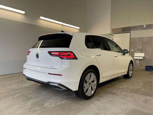 Volkswagen / Golf / Wei&szlig; / / / 1.5 eHybrid 150kW/204PS DSG IQ.Light+Navi+Travel Assist+HUD+Winterpaket