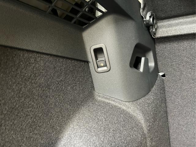 Volkswagen / Golf / Wei&szlig; / / / 1.5 eHybrid 150kW/204PS DSG IQ.Light+Navi+Travel Assist+HUD+Winterpaket