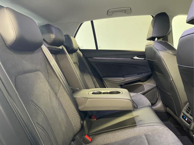 Volkswagen / Golf / Schwarz / / / 1.5 eHybrid 150kW/204PS DSG IQ.Light+Navi+Travel Assist+HUD+Winterpaket