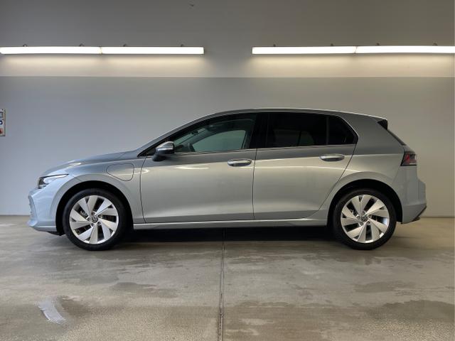 Volkswagen / Golf / Silber / / / 1.5 eHybrid 150kW/204PS DSG IQ.Light+Navi+Travel Assist+HUD+Winterpaket