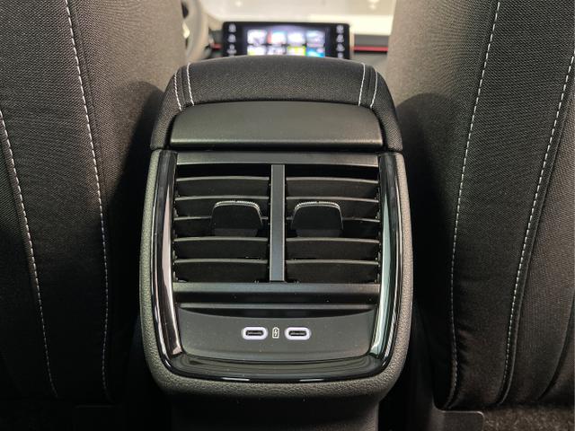 Skoda / KAMIQ / Silber / / / 115PS DSG AHK+Navi+Matrix+GV5+Pano+Kessy+Kamera+Alu17+Sitzheiz