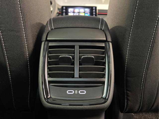 Skoda / KAMIQ / Silber / / / 115PS DSG AHK+Navi+Matrix+GV5+Pano+Kessy+Kamera+Alu17+Sitzheiz