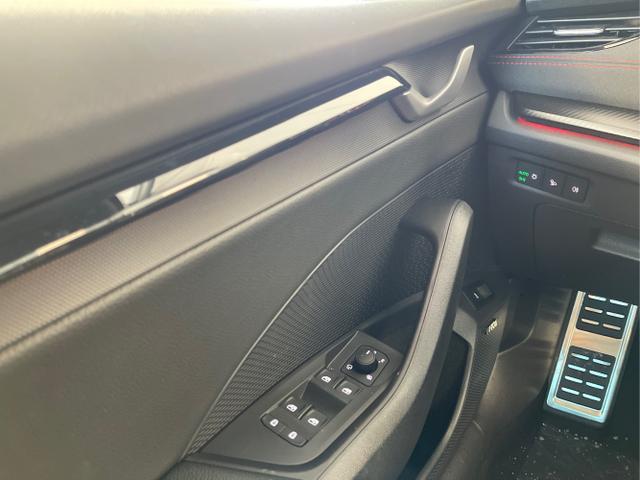 Skoda / Octavia Combi / Schwarz / / / 265PS DSG HUD+Pano+360&deg;+DCC+AHK+CANTON+Matrix+Alu19+eHeck+GV4