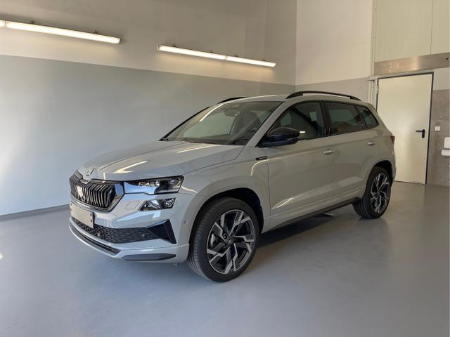 KFZ (Lager) Skoda Karoq - Sportline 2.0 TDI 4x4 AHK 360&deg; Alu19 Navi Matrix Winter eHeck Lounge ACC GV5