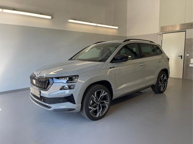 KFZ (Lager) Skoda Karoq - Sportline 2.0 TDI 4x4 AHK 360&deg; Alu19 Navi Matrix Winter eHeck Lounge ACC GV5