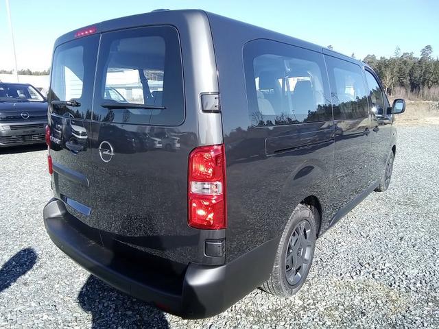 Opel Vivaro Kombi 9-Sitzer 2.0 Diesel 8-Gang-Automatik 