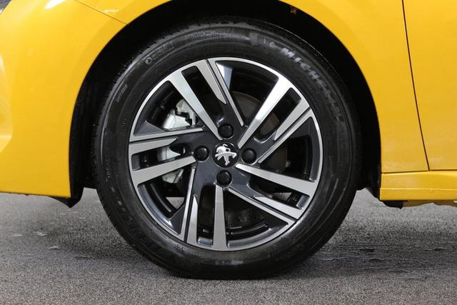 Peugeot 208 Allure 1.2l Pure Tech 100 8-Gang-Automatikgetriebe 