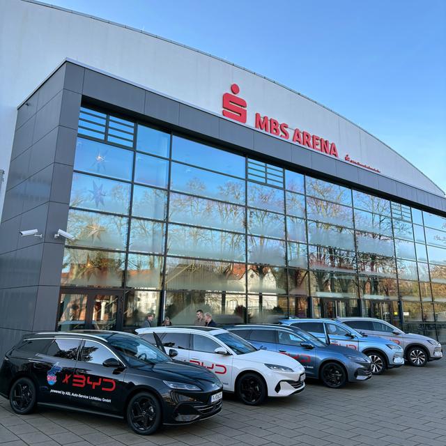 Feierliche Übergabe der fünf neuen BYD-Modelle an den 1. VfL Potsdam!