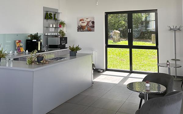 In unserer wunderschönen modernen Café-Lounge wird Ihnen keine Wartezeit zu lang vorkommen. Lassen Sie sich nicht unseren leckeren Kaffee entgehen.