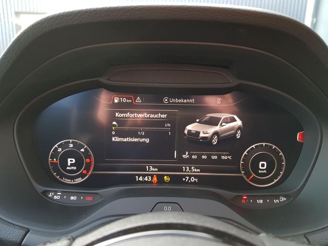 Audi / Q2 / Grau / / / Q2 35 S-Line S-tronic TDI 110KW Navi Vorb., PDC, 18