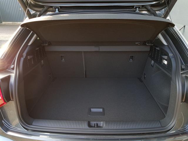 Audi / Q2 / Grau / / / Q2 35 S-Line S-tronic TDI 110KW Navi Vorb., PDC, 18