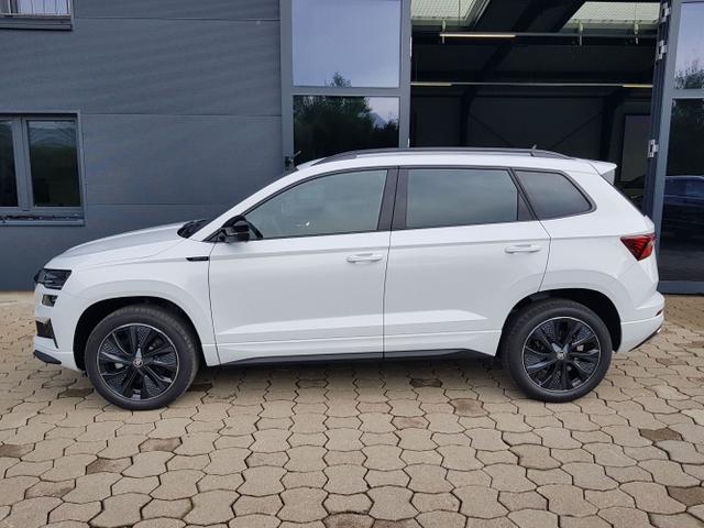 Skoda / Karoq / Weiß / / / Karoq Sportline 1,5TSI DSG 110KW Columbus, AHK, SHZ, Totwinkelassist, Virtual Pedal