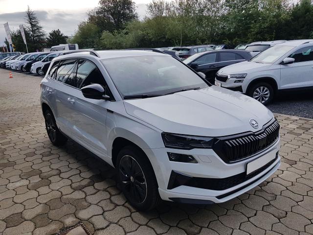 Skoda / Karoq / Weiß / / / Karoq Sportline 1,5TSI DSG 110KW Columbus, AHK, SHZ, Totwinkelassist, Virtual Pedal